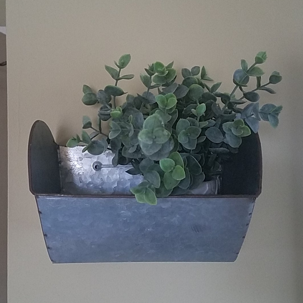 NWOT Metal wall holder or table sitter
